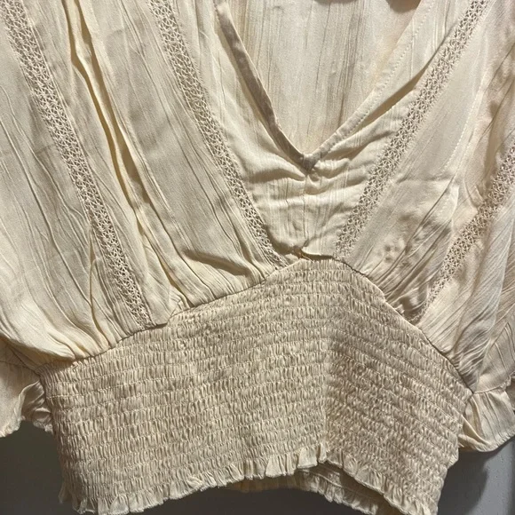 ANGIE Top
Cream flutter sleeve
CROPPED Top L - Picture 3 of 4